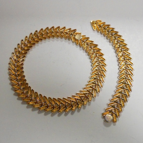 Heavy Goldtone Necklace and Bracelet Set - Picture 2 of 3